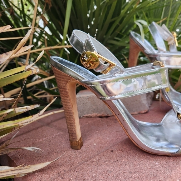 Tory Burch Metallic Gold Brouch Heels - Picture 10 of 13
